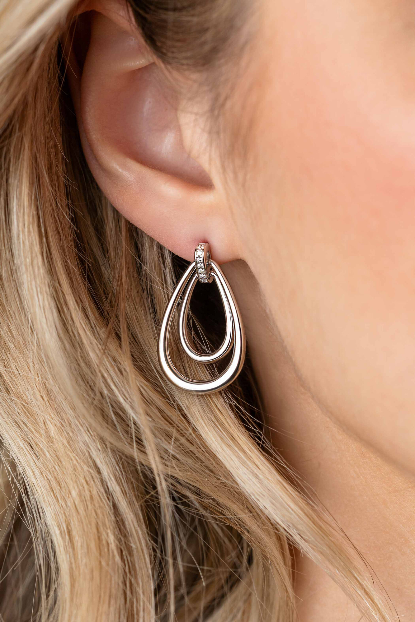 ZINZI zilveren grote ovale oorstekers 28mm waarbij de top bezet is met witte zirconia's ZIO2489