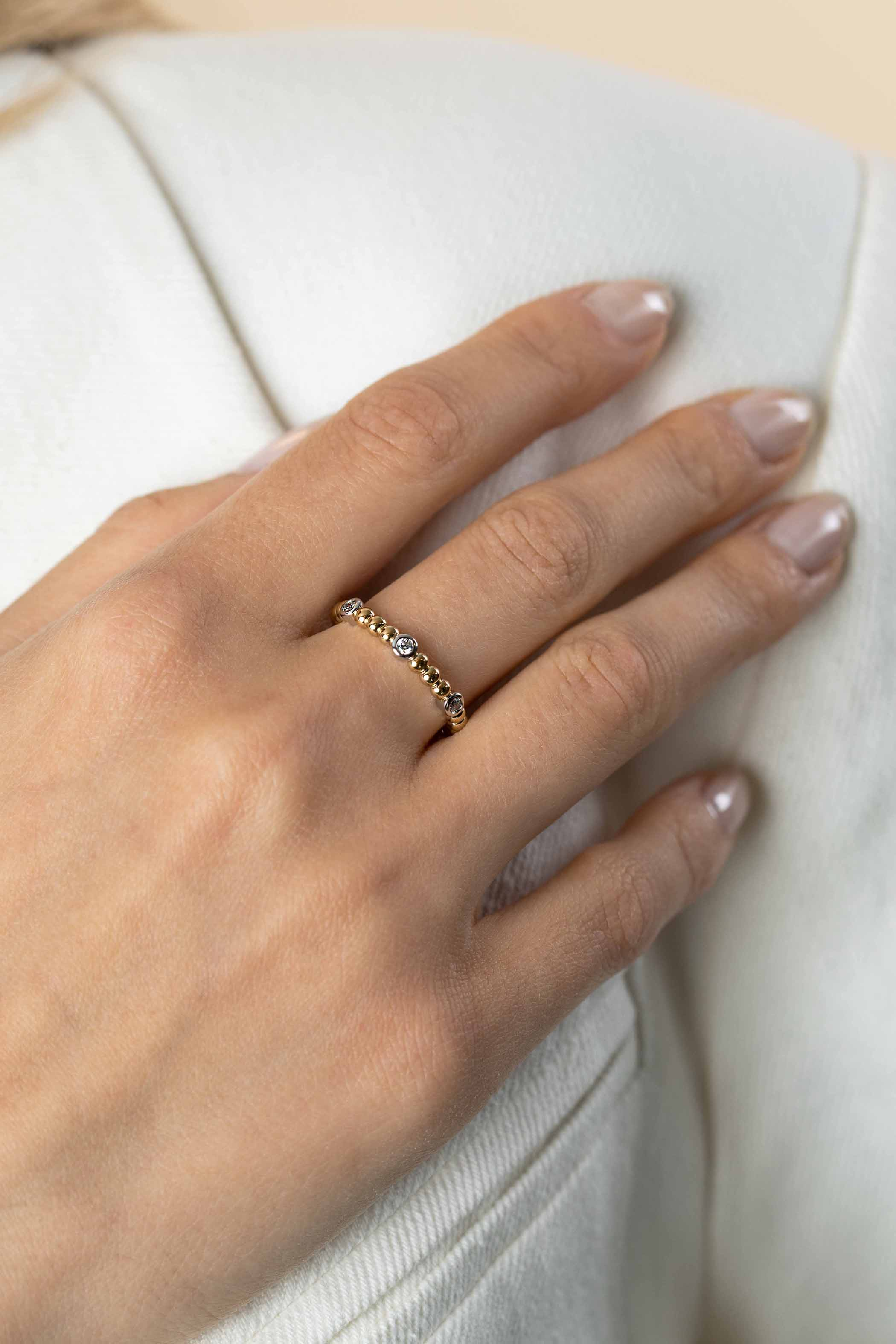 ZINZI gold plated zilveren aanschuifring met bolletjes scheen en drie ronde zettingen bezet met witte zirconia ZIR2569C