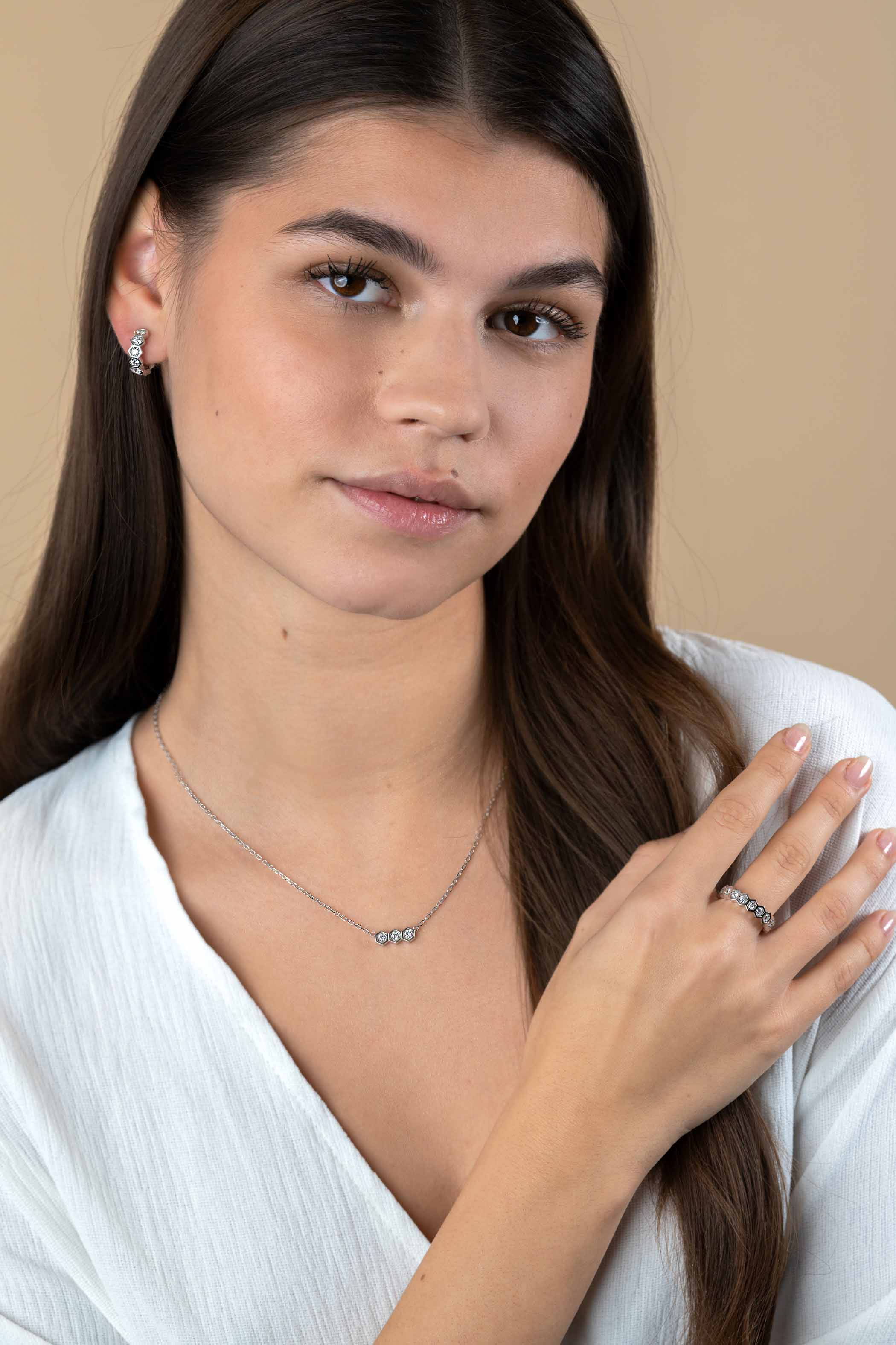 15mm ZINZI zilveren luxe oorringen met zeshoeksvormen bezet met witte zirconia's en klapsluiting ZIO2543