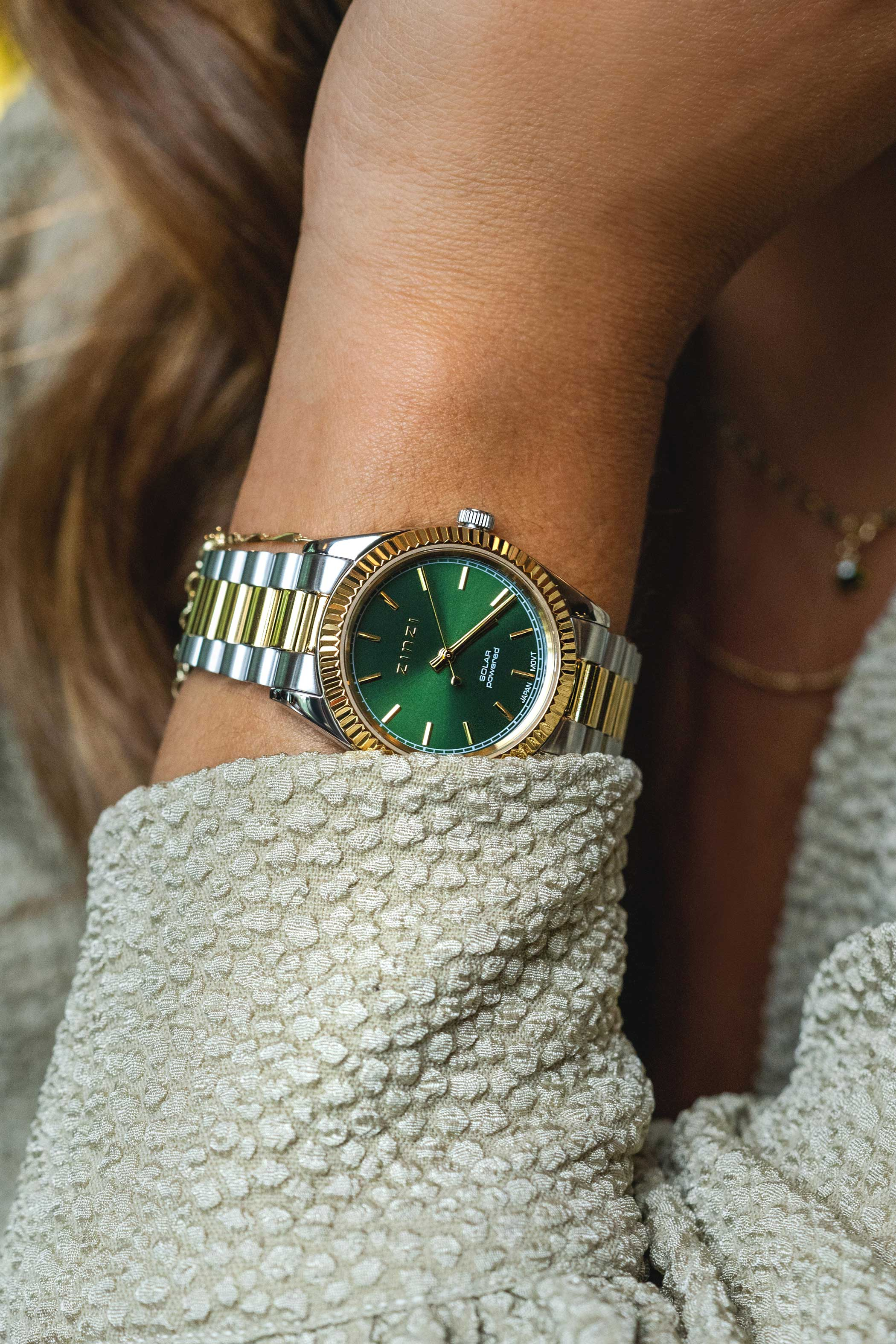 ZINZI Solaris horloge met groene wijzerplaat, stalen bicolor kast 35mm en stalen bicolor band met clip-sluiting. Het Japanse uurwerk loopt op zon- en kunstlicht ZIW2135
