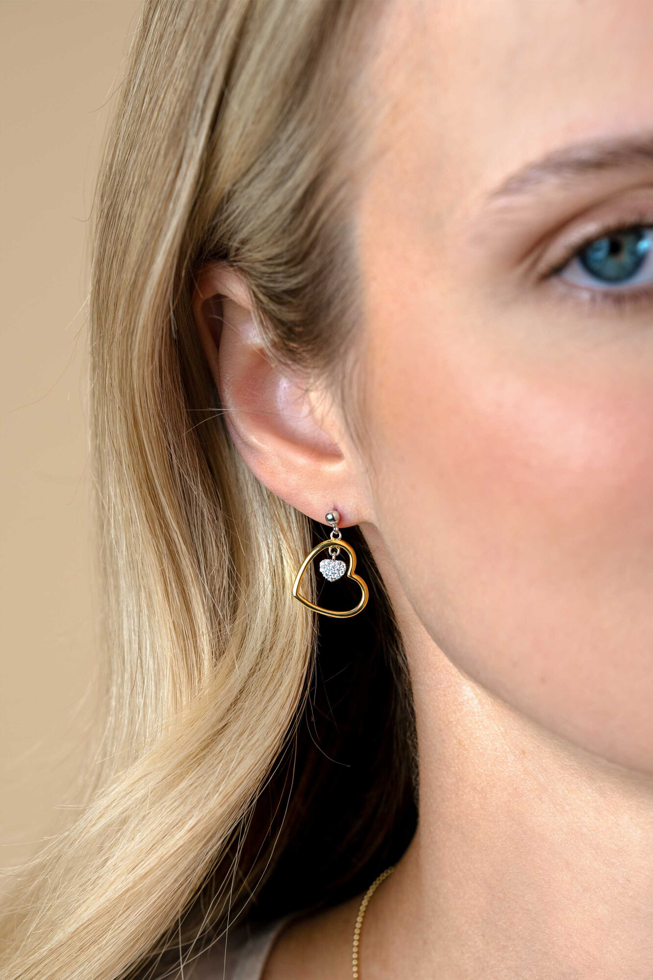 20mm ZINZI gold plated zilveren oorstekers open hart 15mm en bungelend hartje bezet met witte zirconia's ZIO2621