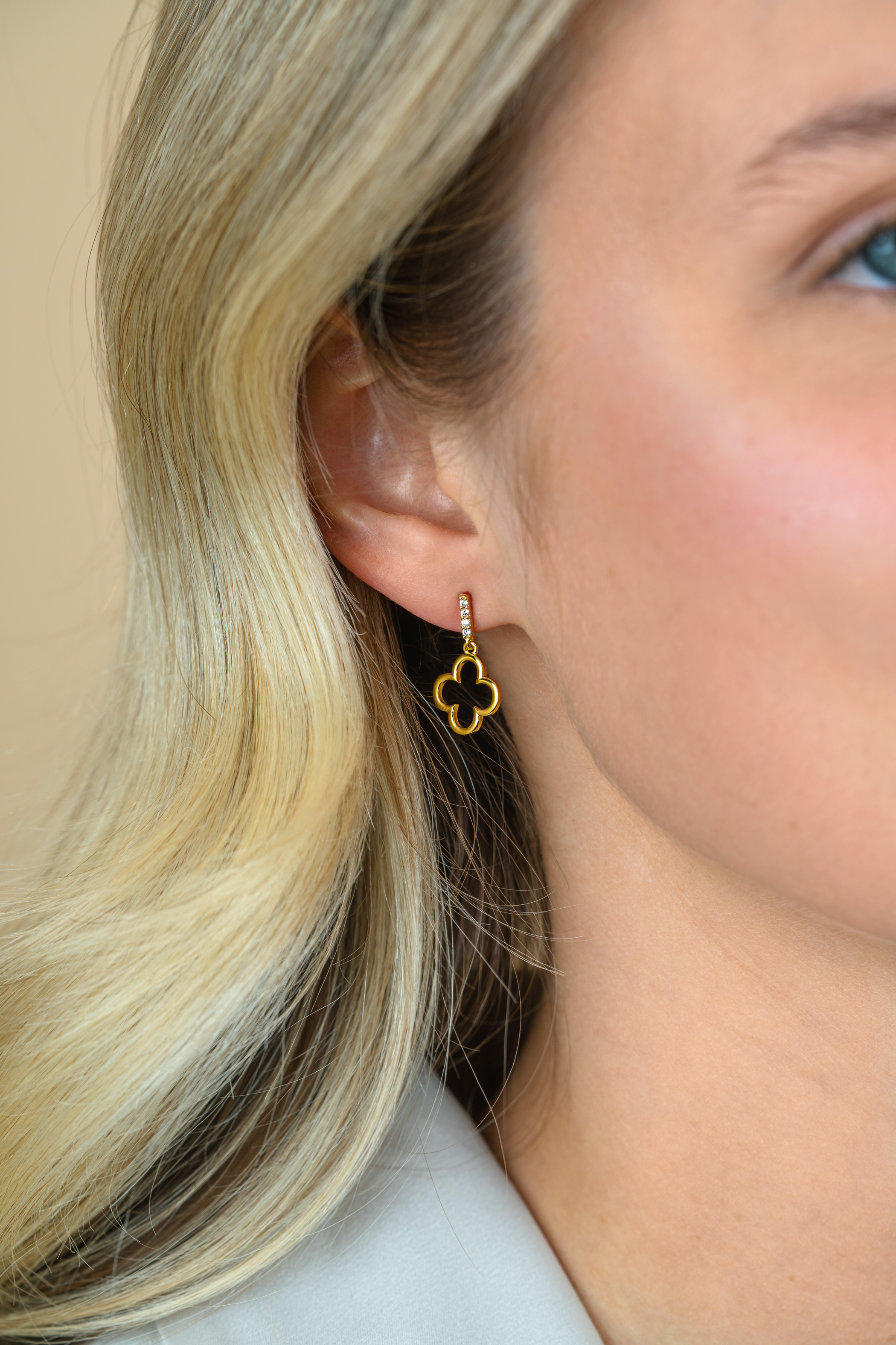 20mm ZINZI gold plated zilveren oorstekers open klaver ZIO2743