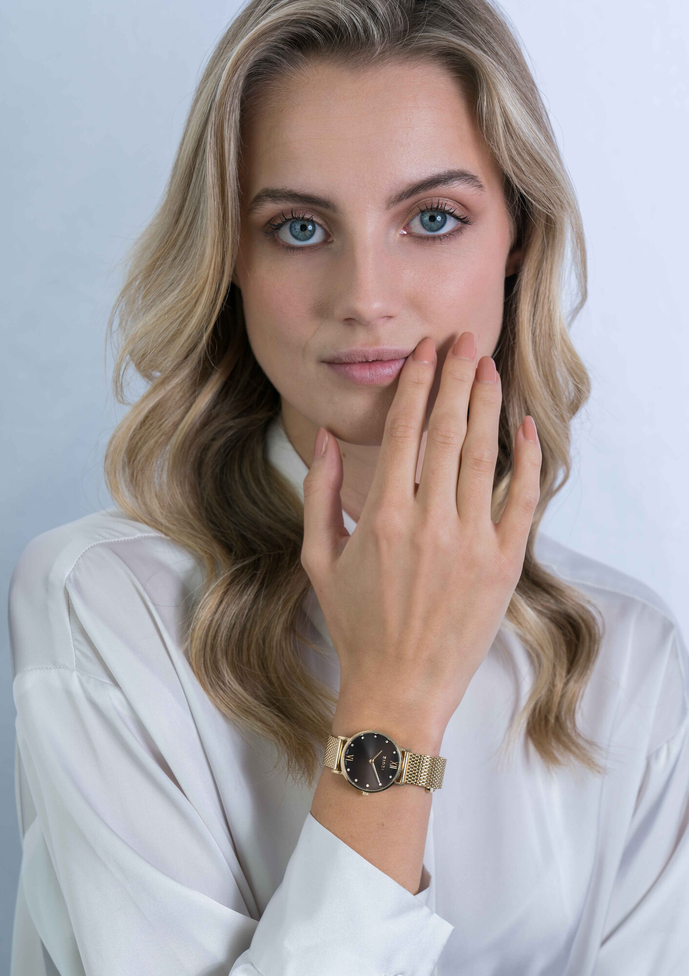 ZINZI Lady Crystal horloge zwarte wijzerplaat, geelgoudkleurige kast en stalen mesh band, witte crystals bij uuraanduiding, 28mm ZIW643M
