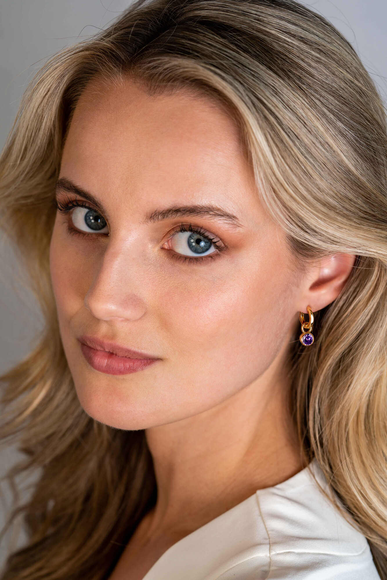 FEBRUARI oorbedels gold plated met geboortesteen paars amethist zirconia (excl. oorringen)