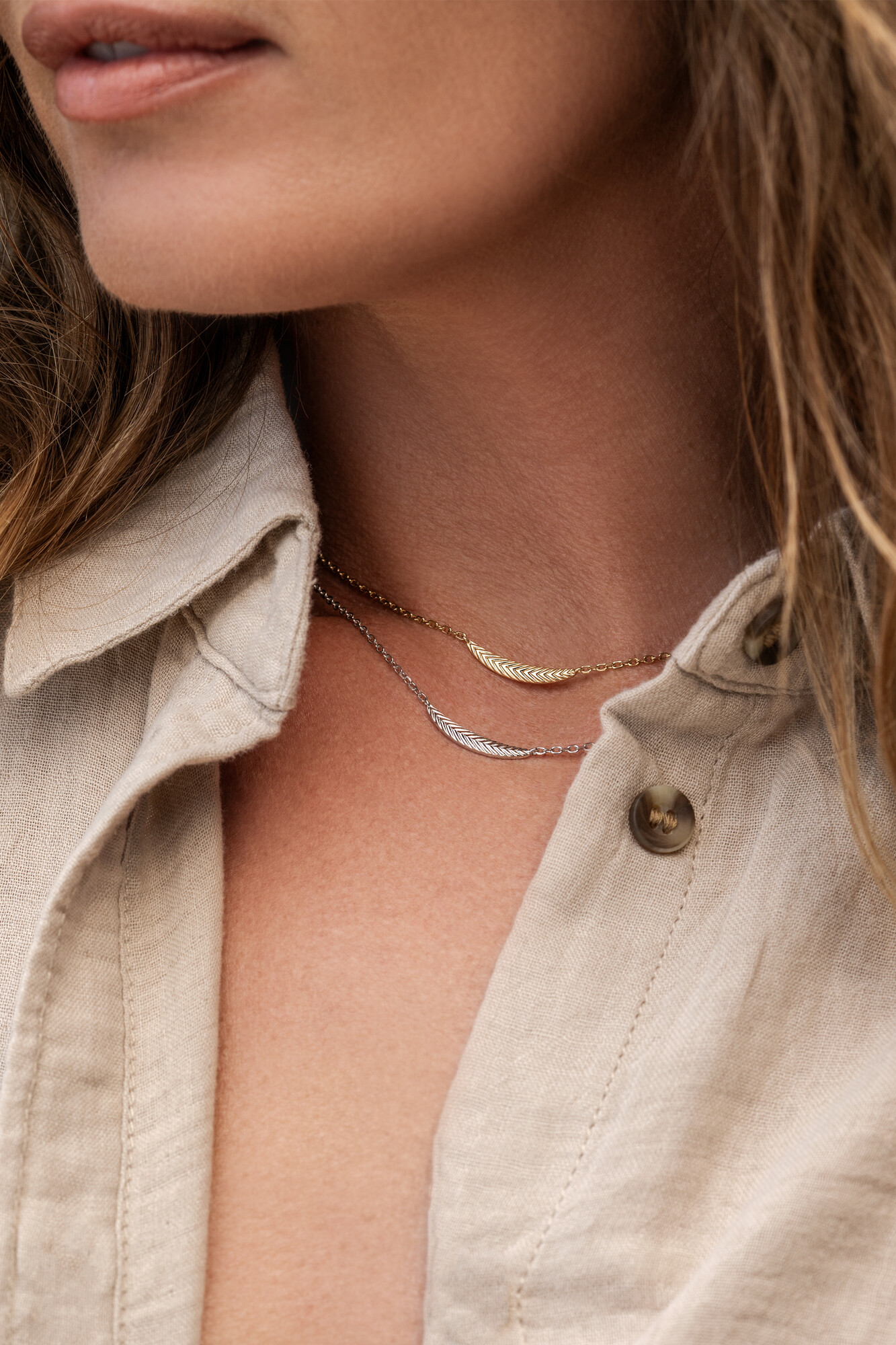 ZINZI gold plated zilveren schakelkettinkje met grote veer. De veer staat symbool voor je vleugels uitslaan en vrijheid. 40-45cm ZIC2644G