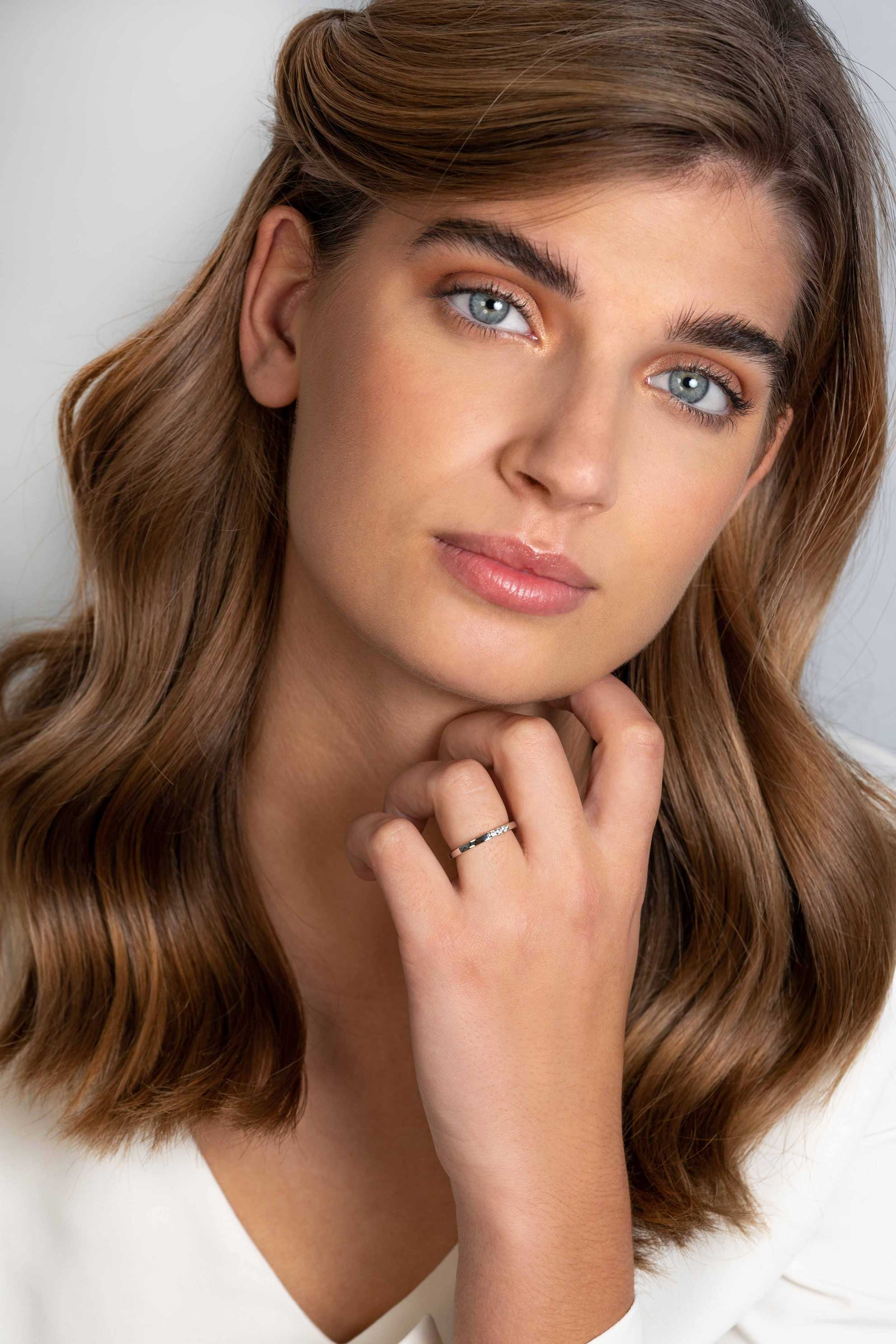 ZINZI zilveren gladde aanschuifring bezet met drie witte zirconia's ZIR2130C