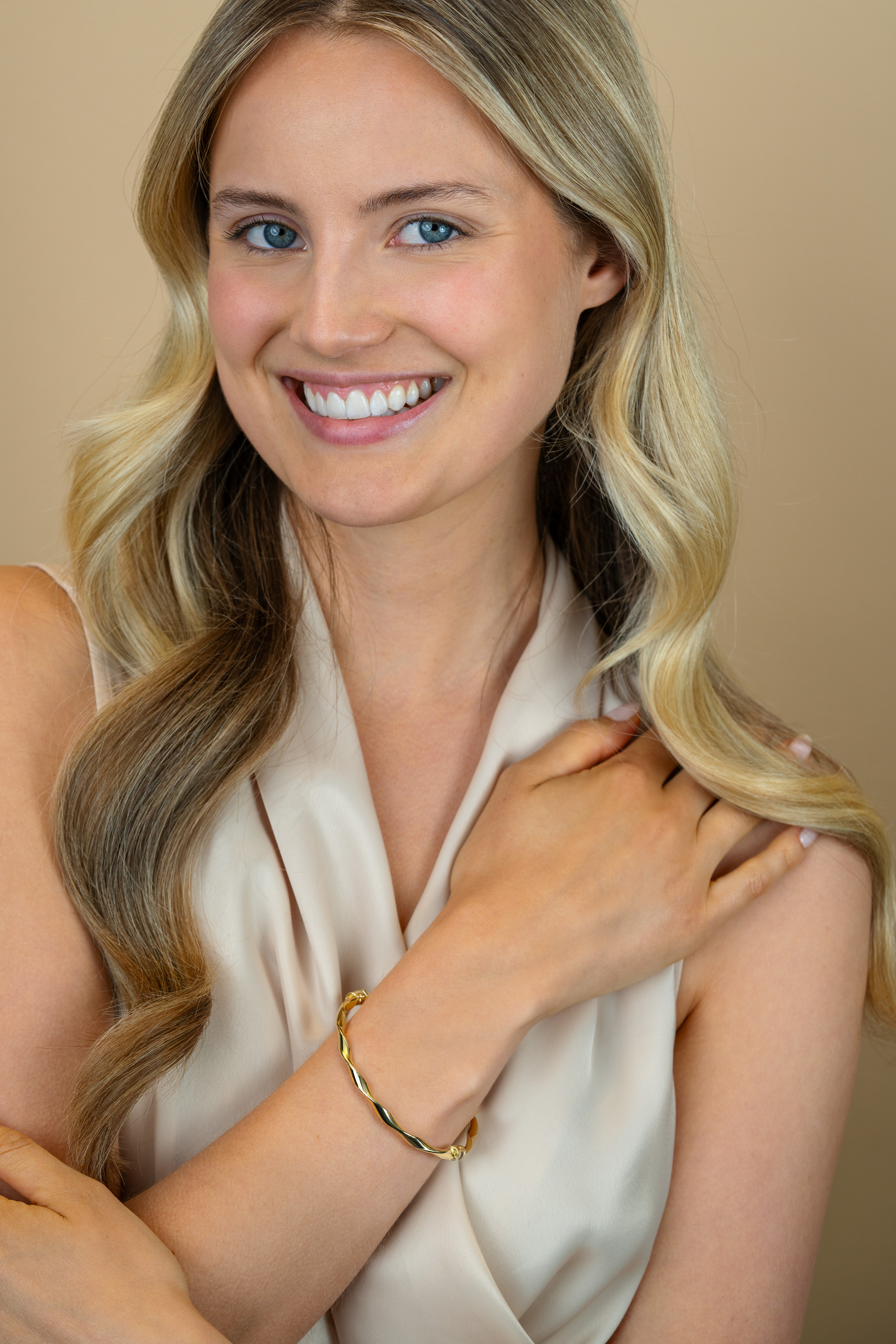 ZINZI gold plated zilveren bangle armband met gedraaide buis 4mm met luxe scharniersluiting ZIA2756G