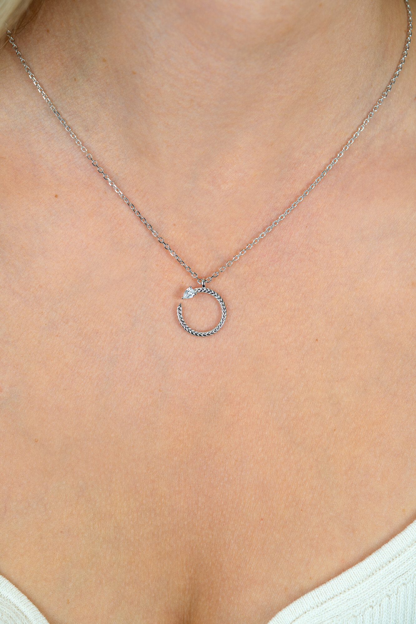 ZINZI zilveren ketting 42–45cm met ronde slang-hanger (15mm), bezet met peervormige witte zirkonia ZIC2722