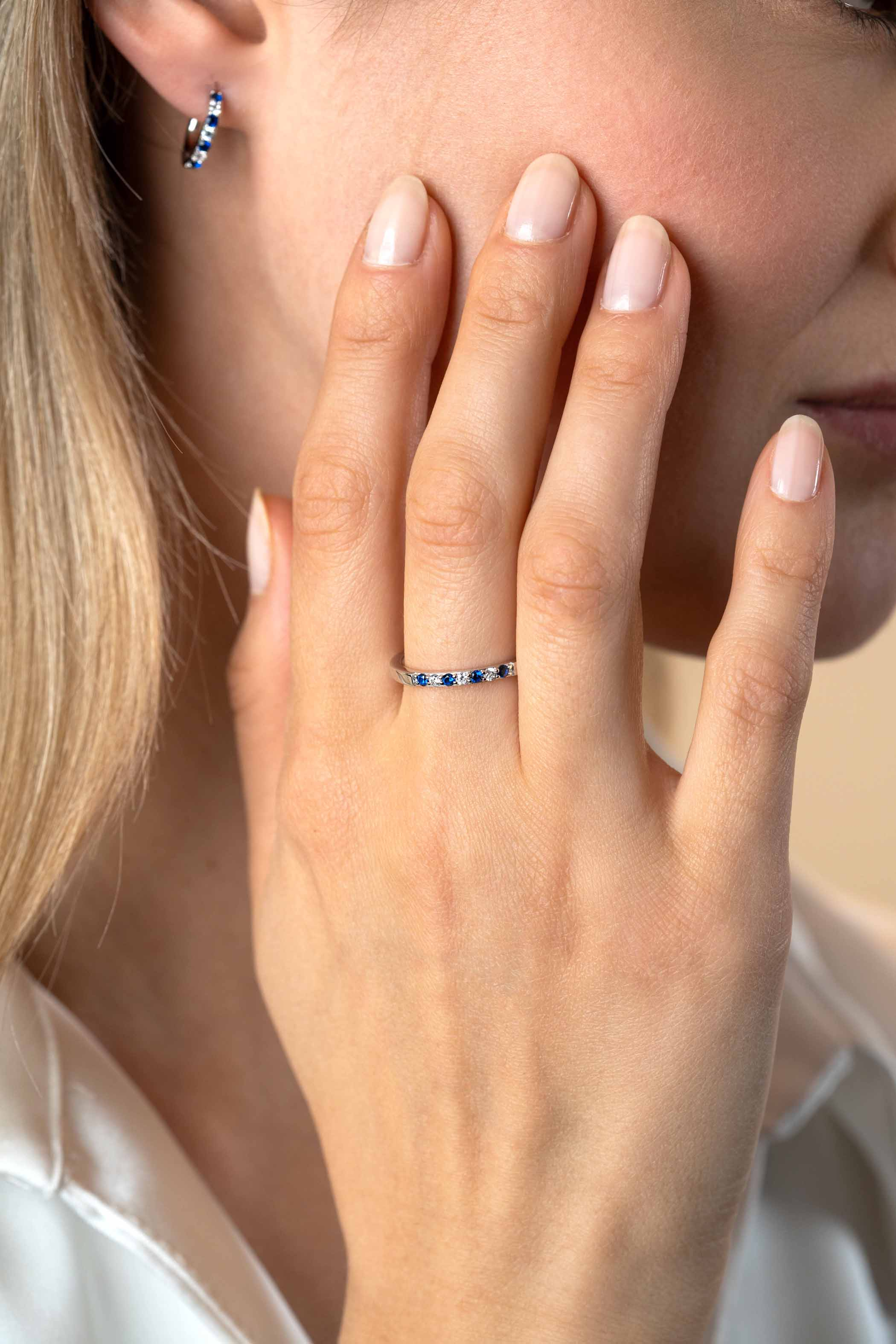 ZINZI zilveren aanschuifring 2mm breed in chatonzettingen bezet met donkerblauwe kleurstenen en witte zirconia's ZIR2559C