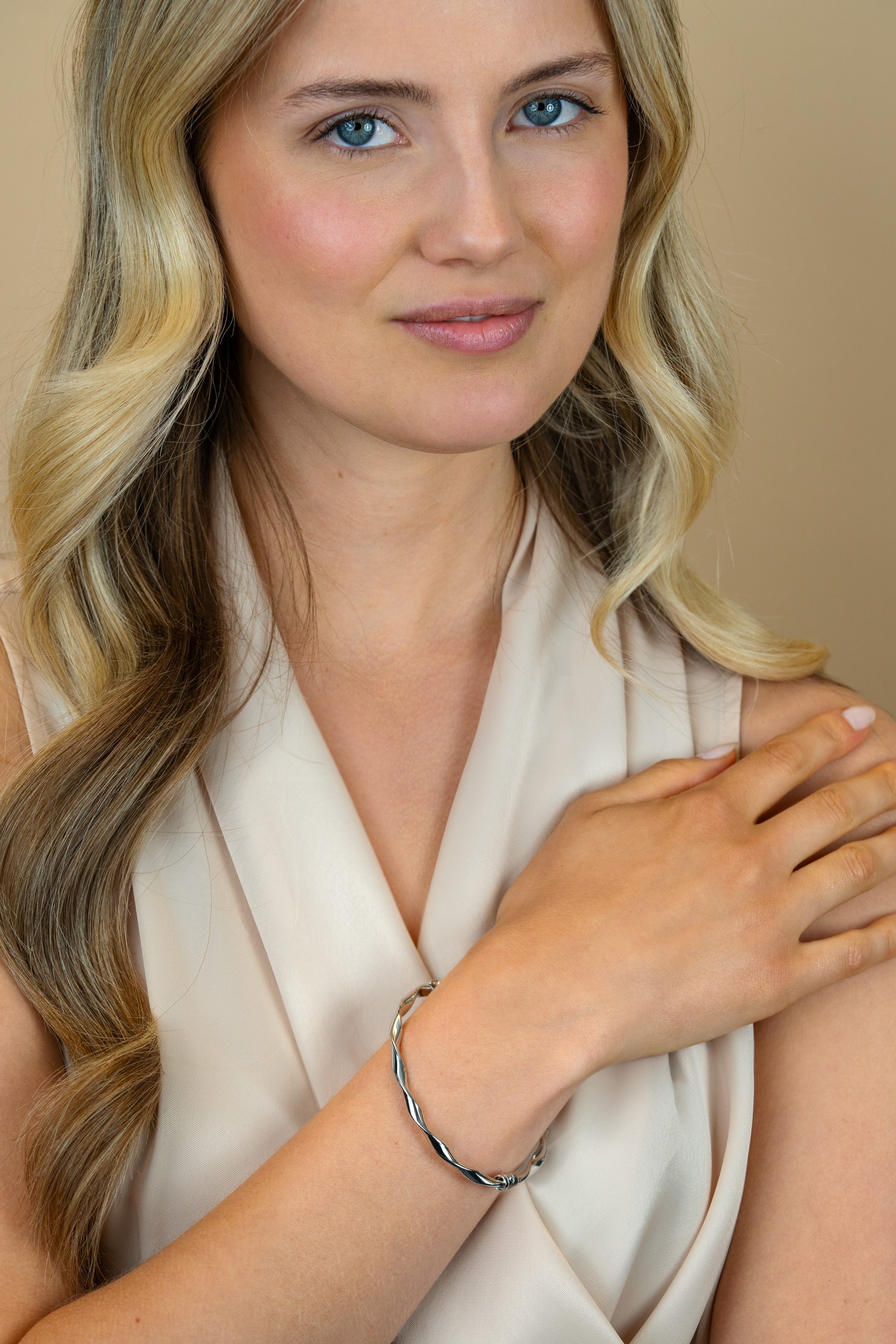 ZINZI zilveren bangle armband met gedraaide buis 4mm met luxe scharniersluiting ZIA2756