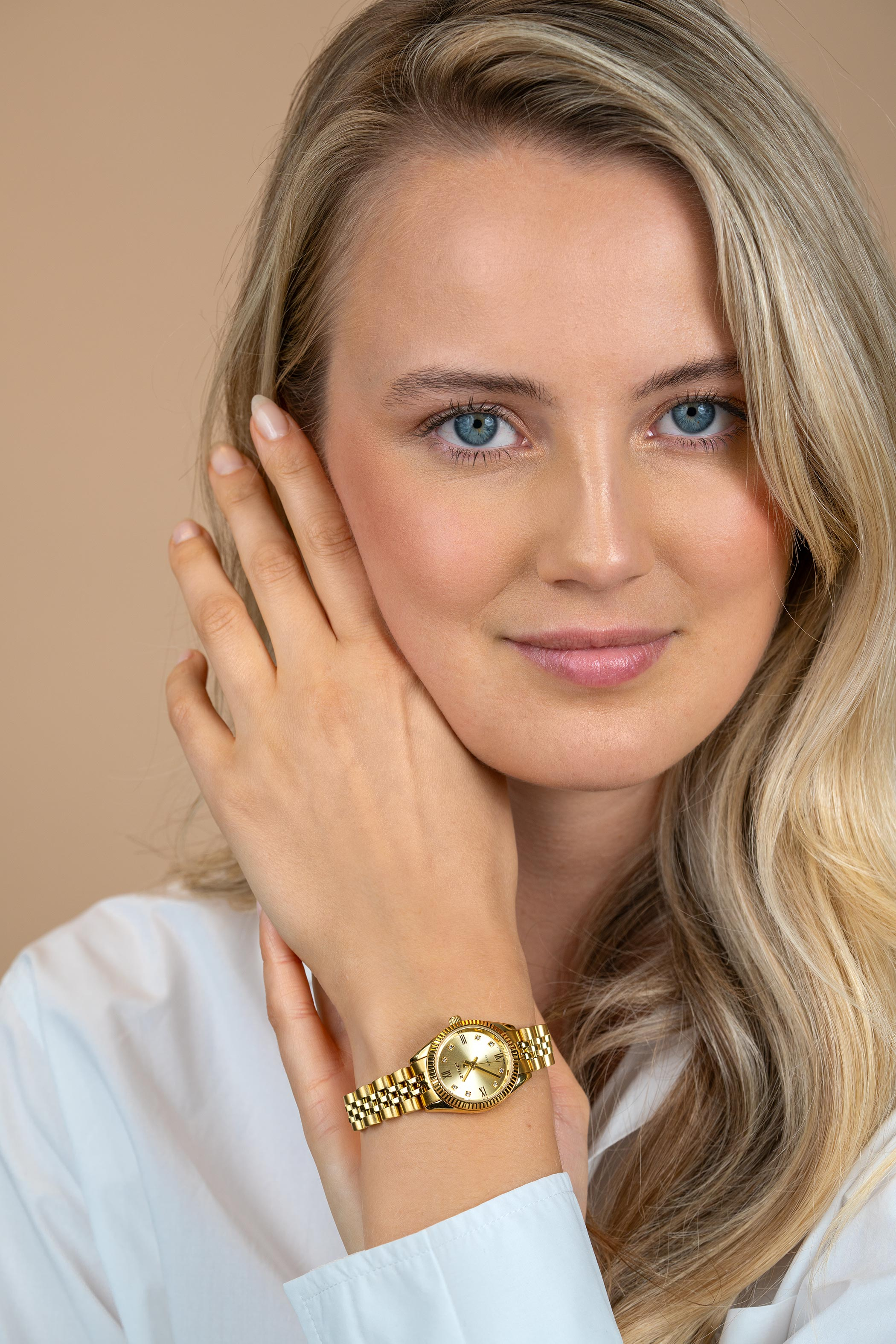 ZINZI Mini Iconic horloge 24mm met goudkleurige wijzerplaat, witte zirkonia's als uur-aanduiding en stalen geelgoudkleurige kast en band, Japans uurwerk ZIW2710
