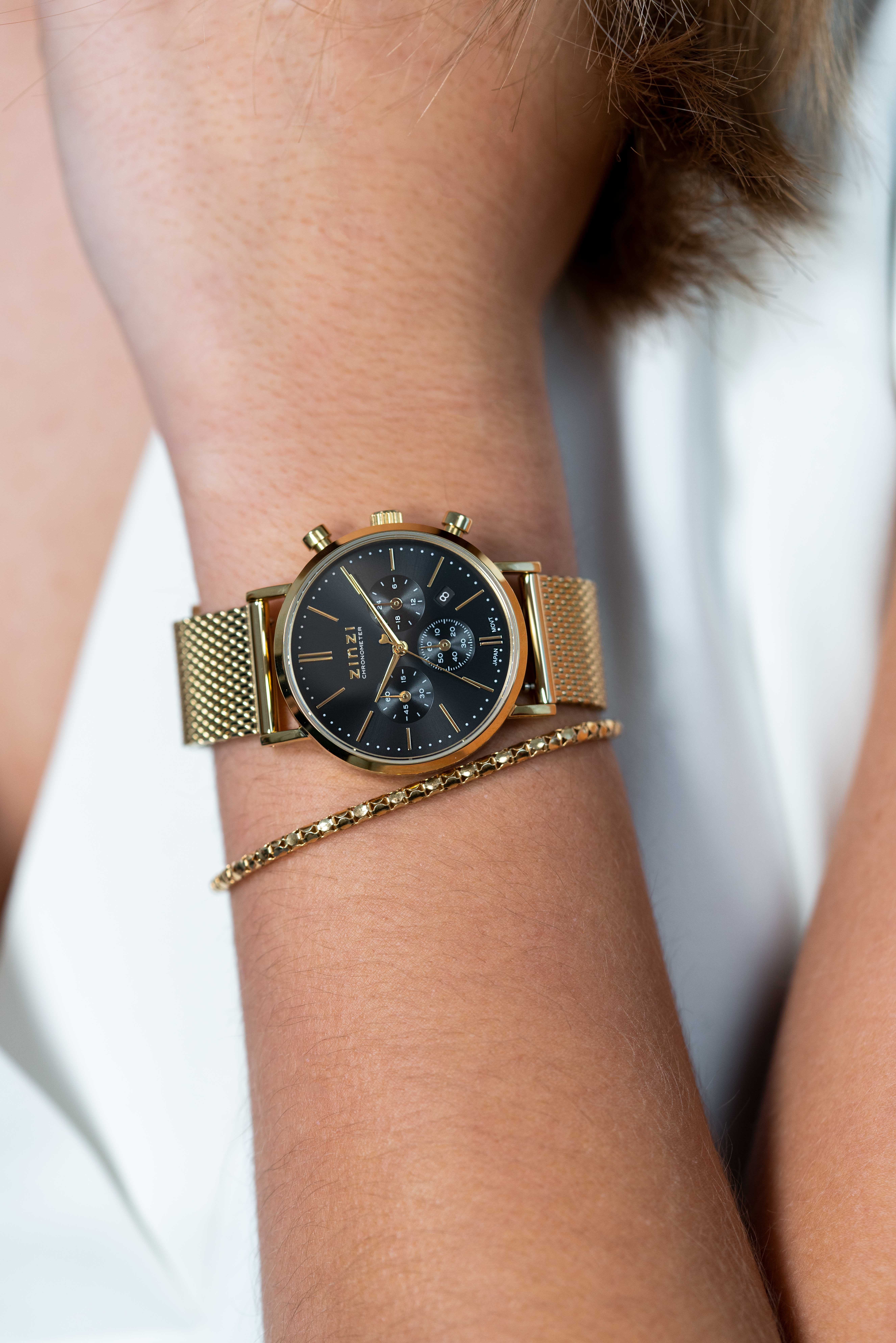 ZINZI horloge CHRONOGRAPH 34mm zwarte wijzerplaat met datum en chronometers, geelgoudkleurige stalen kast, geelgoudkleurige stalen mesh band 18mm ZIW1543
