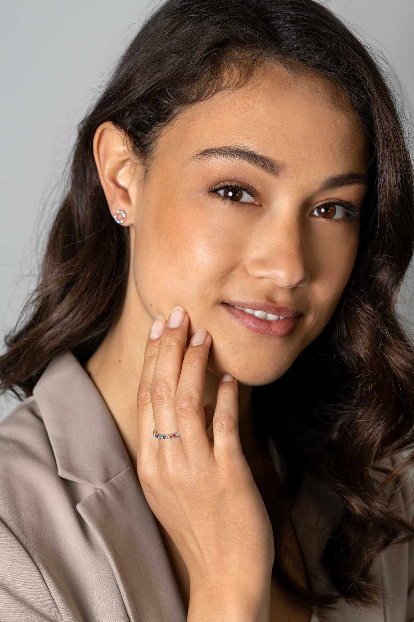 ZINZI zilveren aanschuifring 2mm breed met een symbolische regenboog aan kleurstenen ZIR2486C