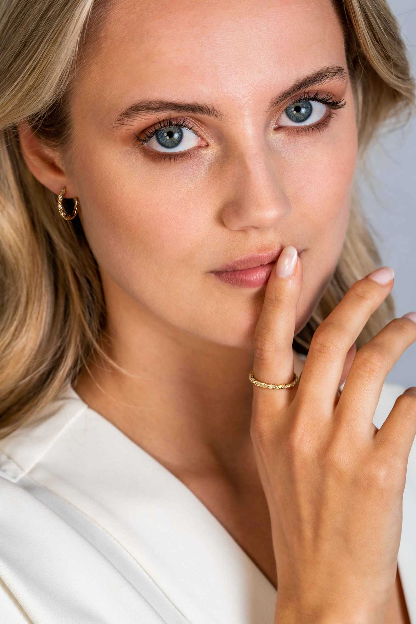 ZINZI gold plated zilveren aanschuifring gedraaid met witte zirconia's ZIR2320YC