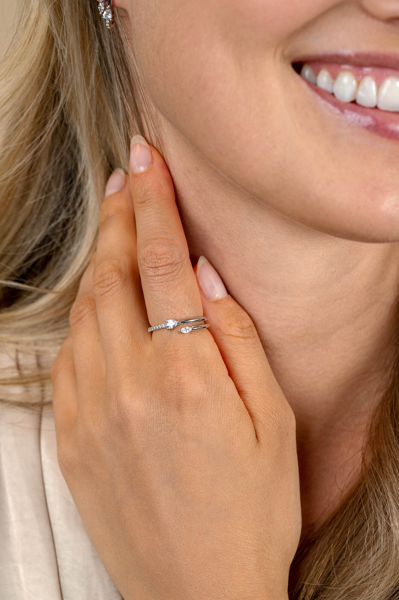 ZINZI zilveren multi-look ring (4mm breed) met een peervormige en ovale witte zirkonia ZIR2689C