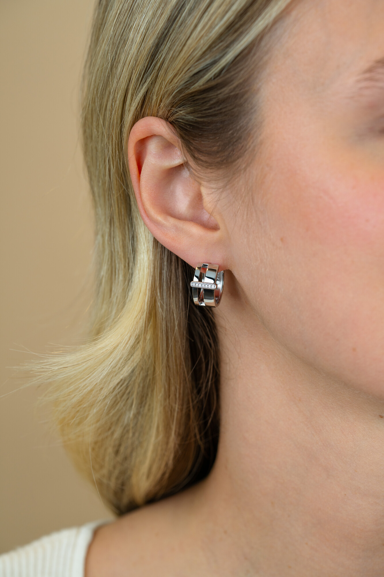 17mm ZINZI zilveren oorringen met 2 banen en verbonden staafje met witte zirkonia’s, luxe scharniersluiting ZIO2728