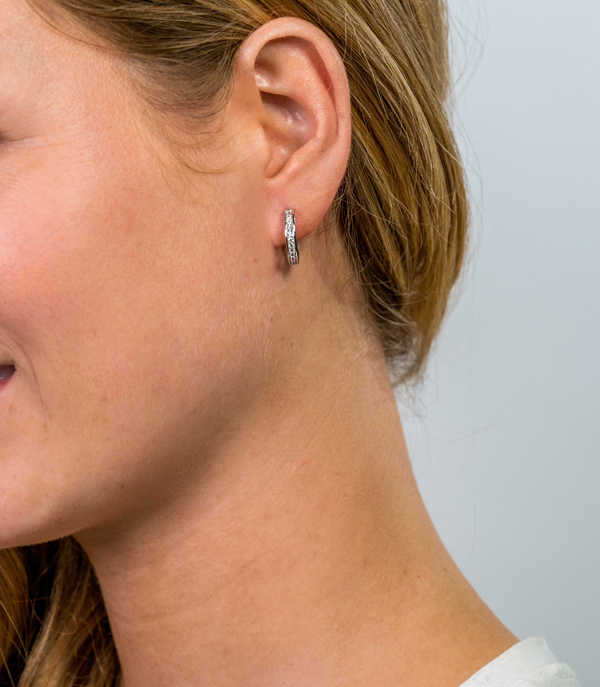 Zinzi zilveren oorringen 17 x 3mm witte zirconia's met luxe klapsluiting ZIO186Z 
