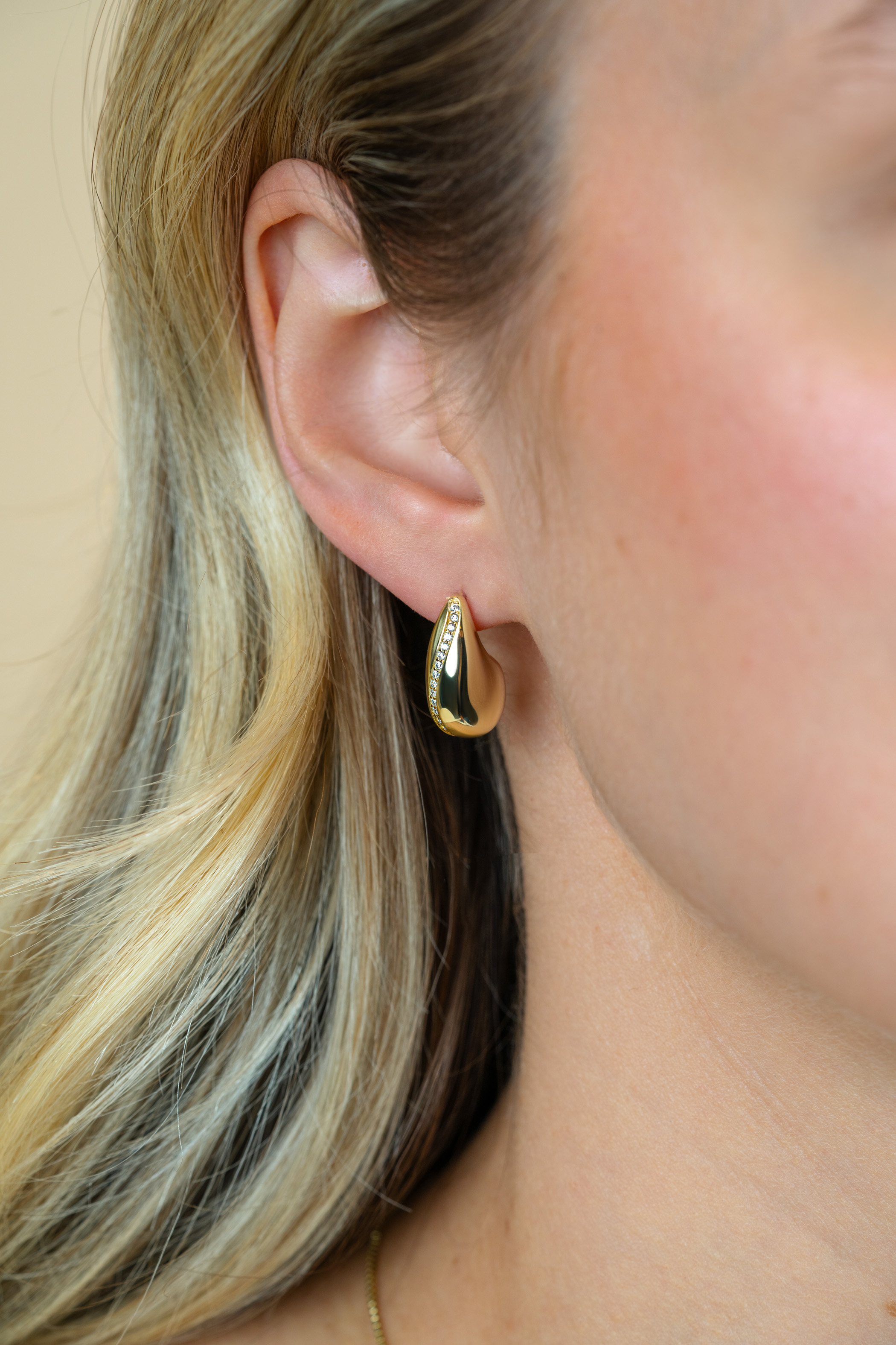 17mm ZINZI gold plated zilveren oorstekers in druppelvorm met golvende rij witte zirkonia's ZIO2707Y