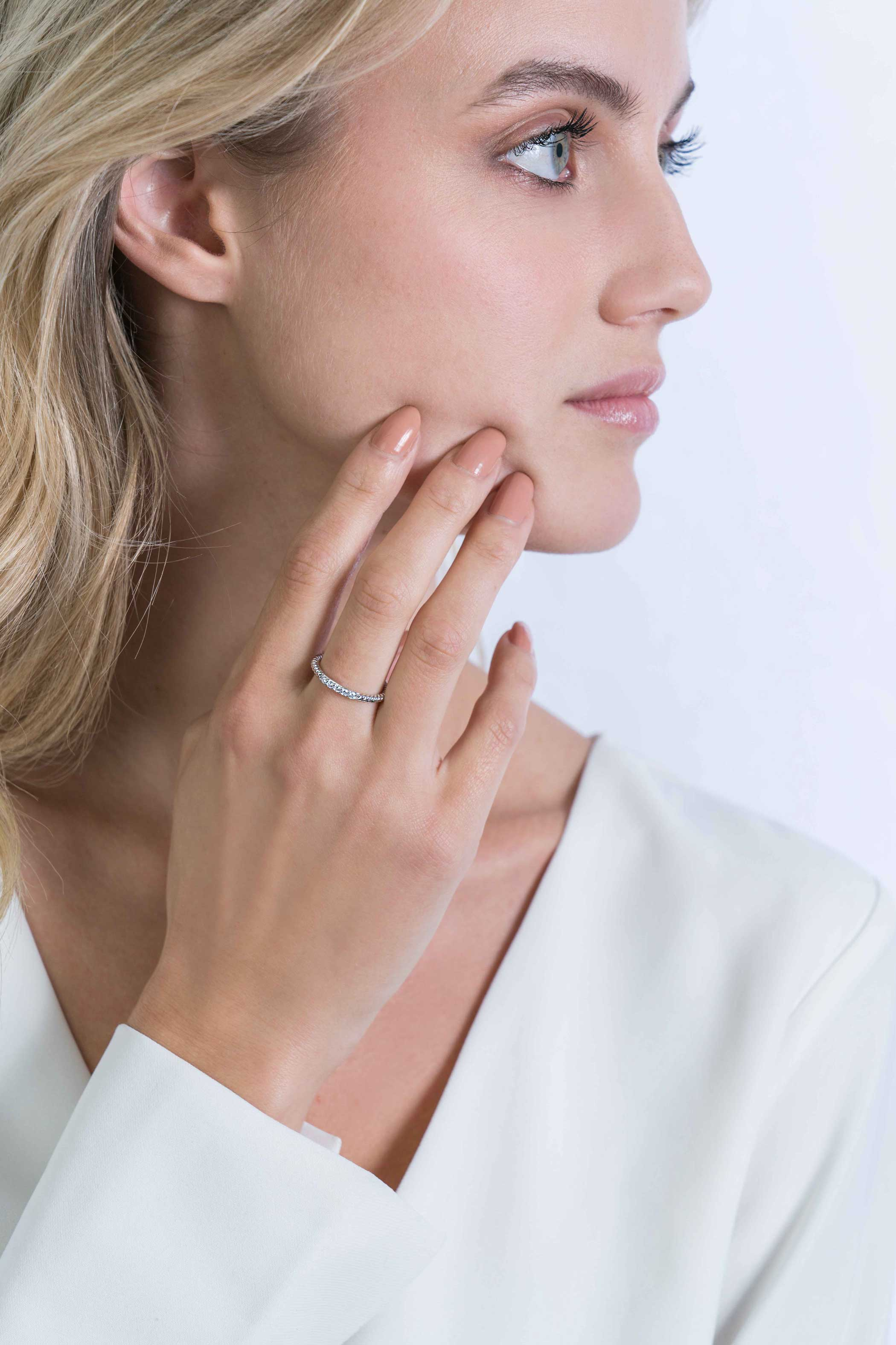 ZINZI zilveren ring gedraaid 2mm witte zirconia's ZIR2128C