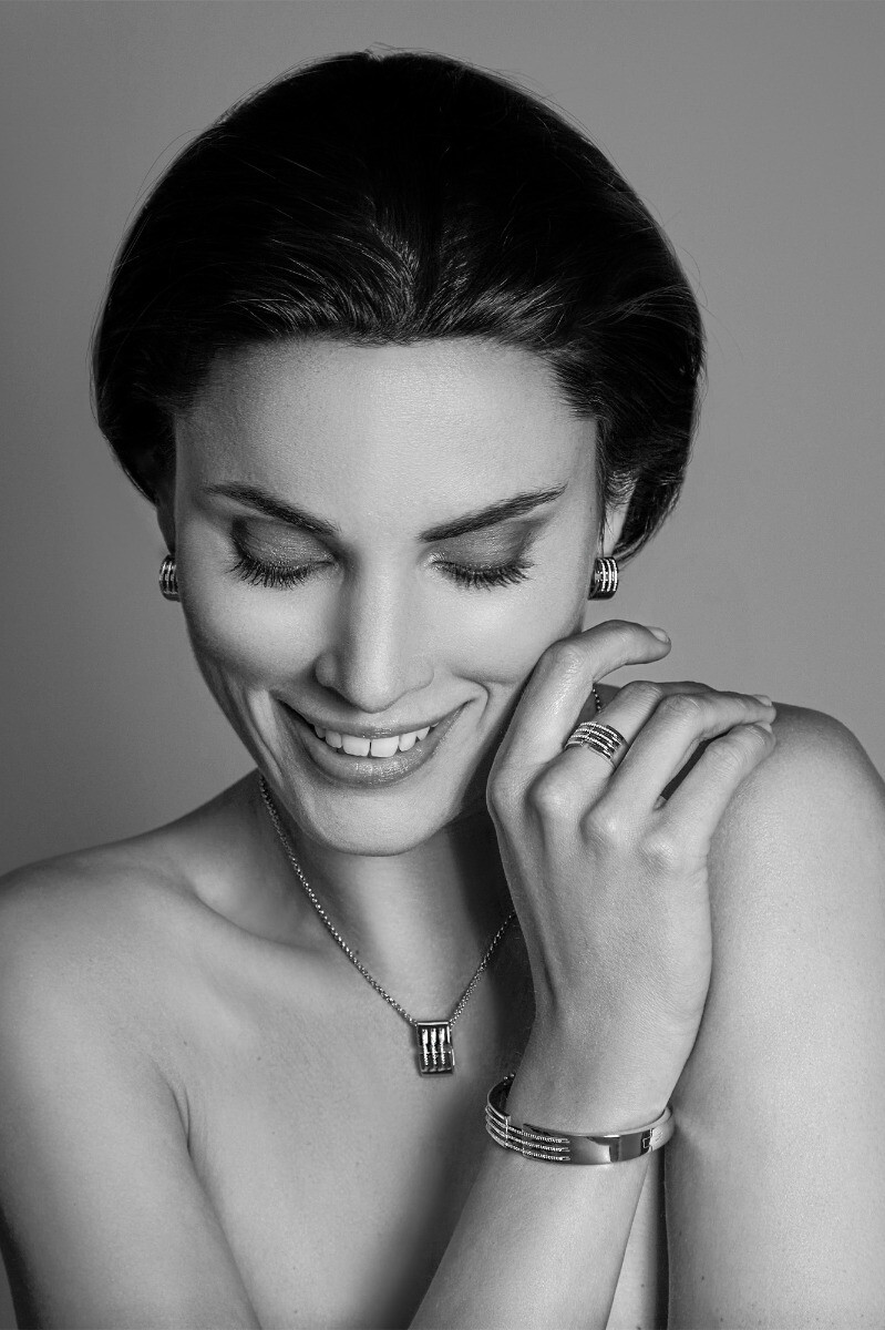 Mart Visser by ZINZI zilveren strakke bangle armband 11mm, drie banen bezet met witte zirconia's MVA18
