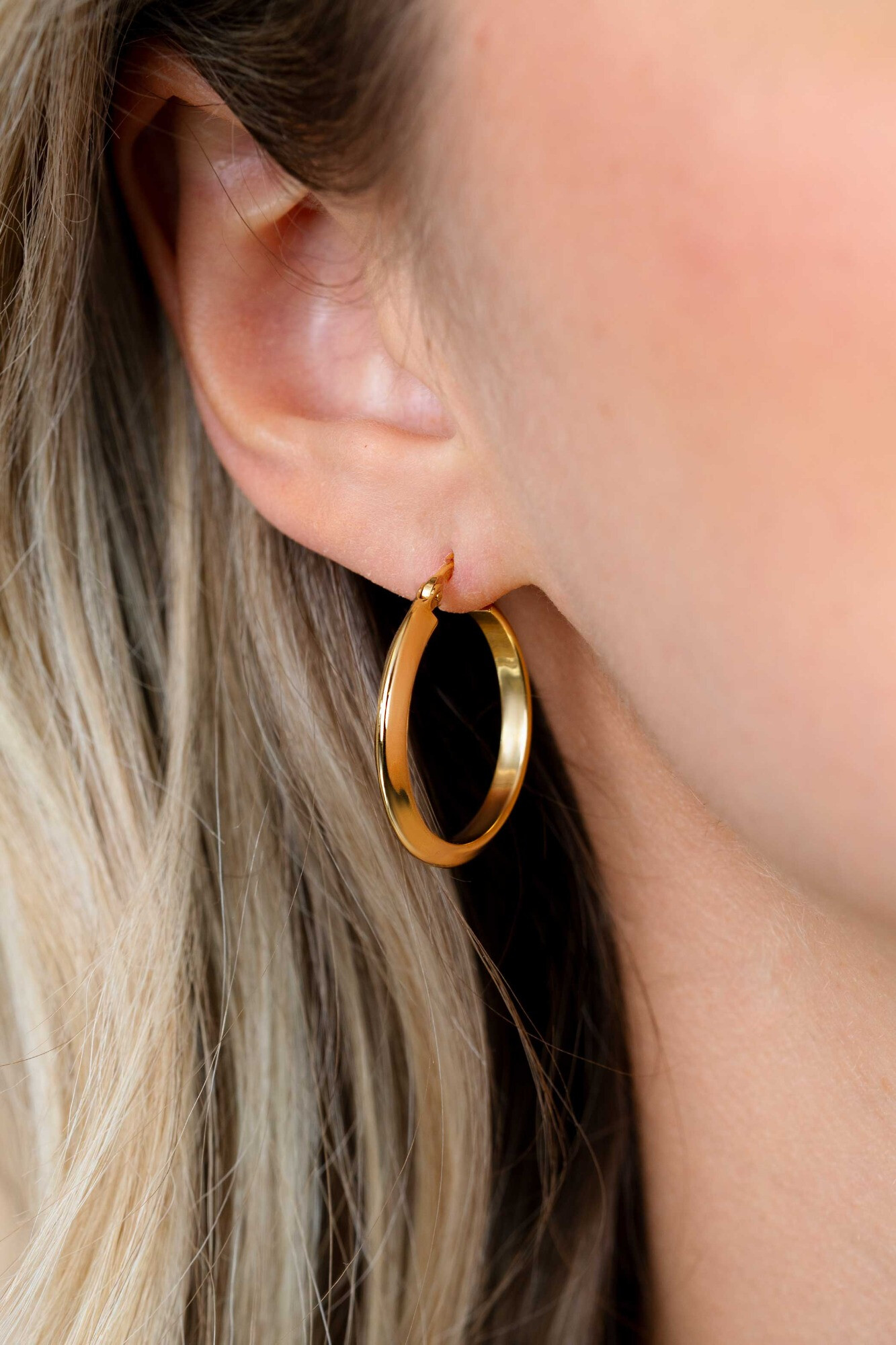 25mm ZINZI gold plated zilveren oorringen met gladde buis 3mm breed en handige bovensluiting ZIO2856G