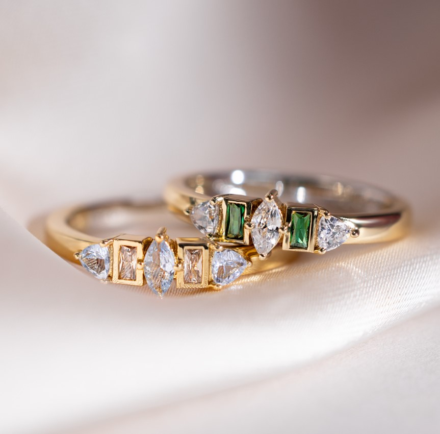 ZINZI gold plated zilveren ring met zettingen in peer, rechthoek en driehoeksvorm bezet met lichtblauwe en champagne kleurstenen ZIR2630BC