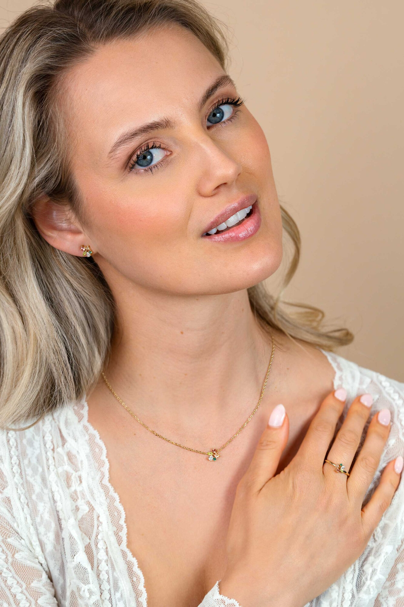 ZINZI gold plated zilveren ring met een speelse combinatie van bruine, groene en witte kleurstenen in verschillende slijpvormen ZIR2867