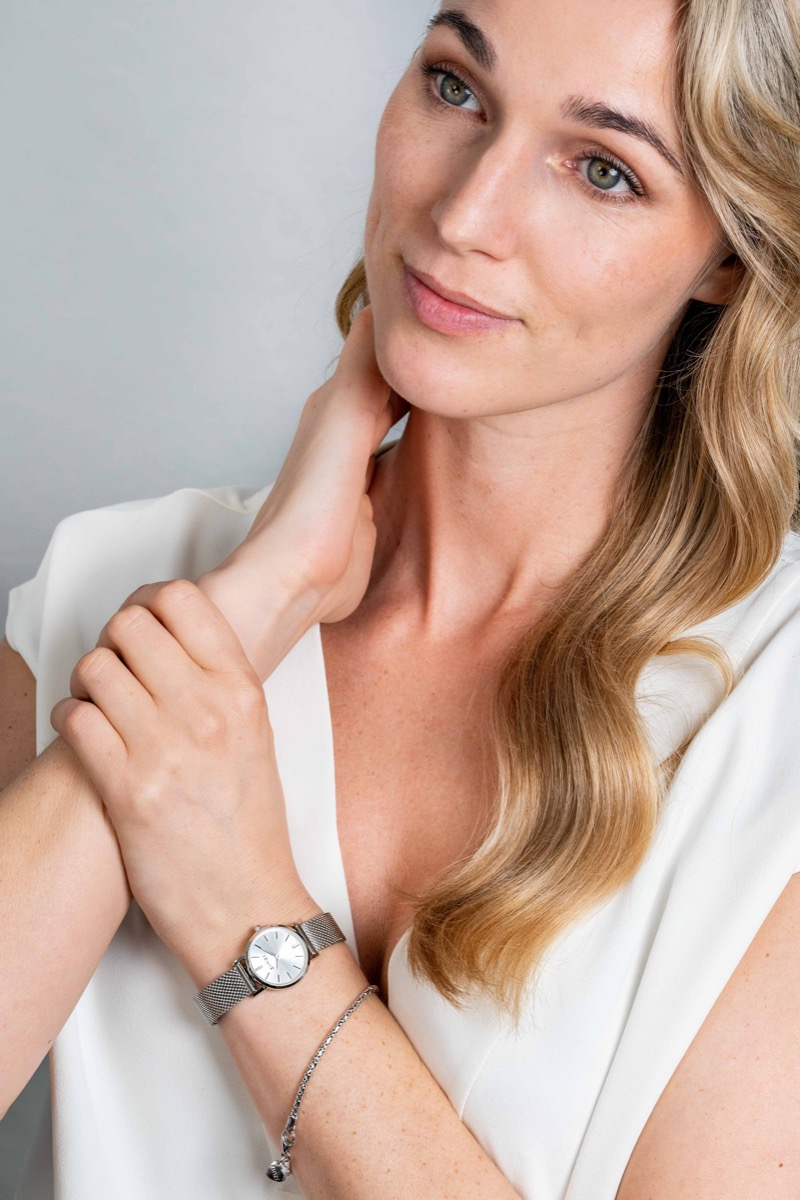 ZINZI Retro Mini horloge zilvergekleurde wijzerplaat, zilverkleurige kast en stalen mesh band, 24mm extra dun ZIW1802