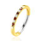 ZINZI gold plated zilveren aanschuifring 2mm breed in chatonzettingen bezet met rood granaat kleurstenen en witte zirconia's ZIR2558C