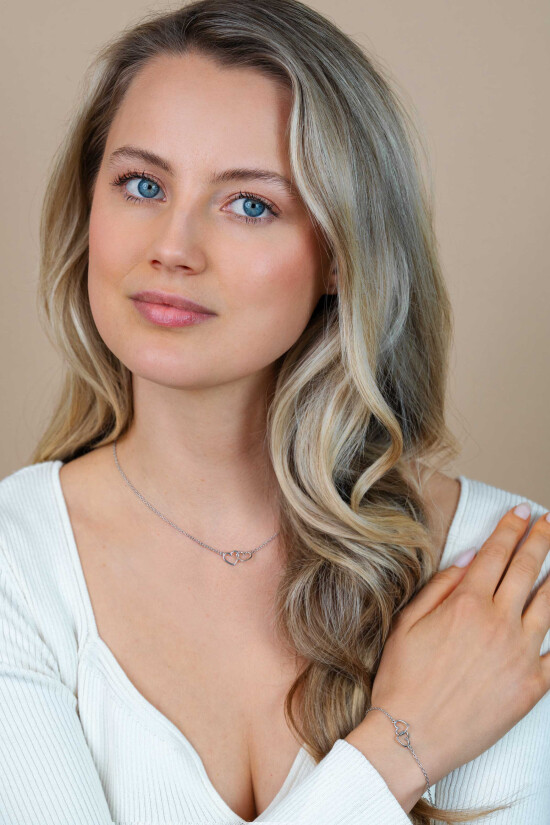 Giftset: Zilveren armband met twee verbonden hartjes en bijpassende zilveren ketting. Een complete look in één giftset GIFTSET2513