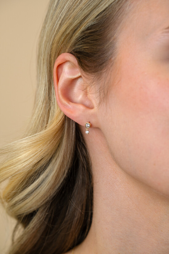 9mm ZINZI Gold 14 krt gouden ronde oorstekers met bungelend een kleinere witte zirconia ZGO371