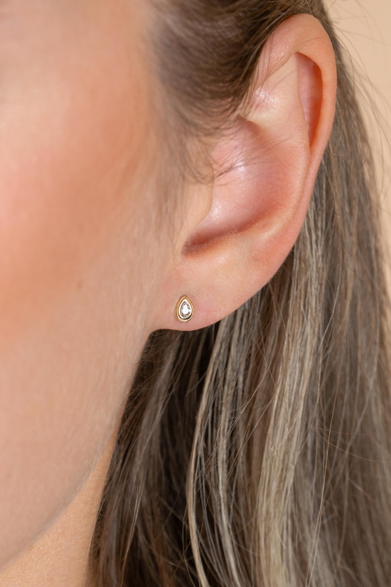 4,5mm ZINZI Gold 14 krt gouden oorstekers met druppelvormige witte zirconia in bewerkt kastje ZGO559