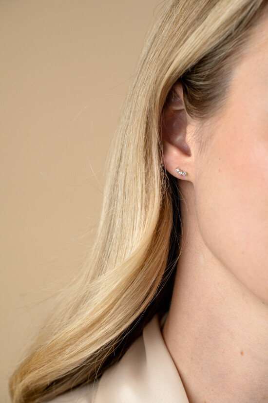 7mm ZINZI Gold 14 krt gouden oorknoppen met drie witte zirkonia's in rijzetting ZGO515