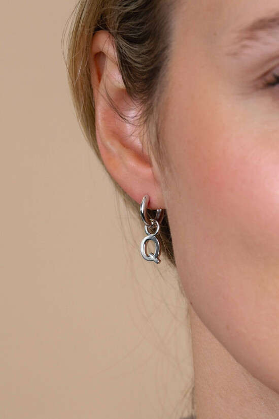 ZINZI zilveren letter oorbedel Q per stuk geprijsd ZICH2144Q. (zonder oorringen).