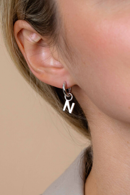 ZINZI zilveren letter oorbedel N per stuk geprijsd ZICH2144N. (zonder oorringen).