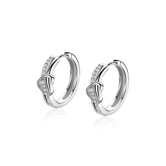 15mm ZINZI zilveren oorringen met een opengewerkt sierlijk hart waarbij een rij witte zirkonia’s vloeiend door het hart loopt, luxe klapsluiting ZIO2874