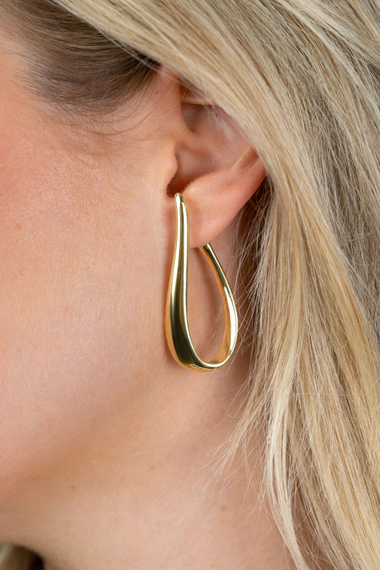 49mm ZINZI gold plated zilveren grote oorringen in organische vorm met een speelse twist en handige bovensluiting ZIO2675G