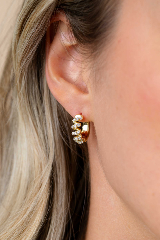 16mm ZINZI gold plated zilveren oorringen met een sierlijk open golvend design, bezet met witte zirkonia’s, luxe klapsluiting ZIO2877Y