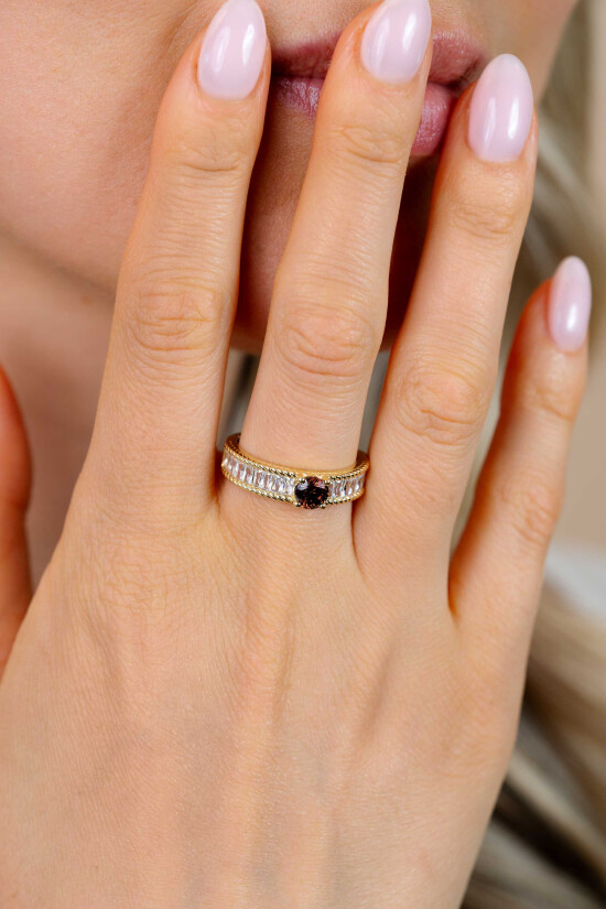 ZINZI gold plated zilveren ring met een bruine kleursteen, een rij baguette geslepen witte zirkonia’s en sierlijke randafwerking ZIR2880