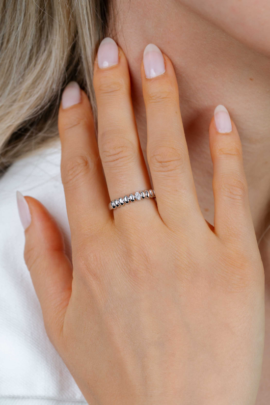 ZINZI zilveren ring met sierlijk gladde ovalen, waarbij de middelste is bezet met witte zirkonia’s ZIR2876