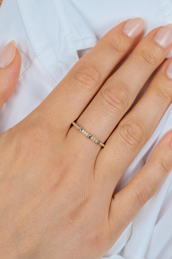 ZINZI goldplated zilveren aanschuifring met kleine kruisjes op de rijzetting tussen de witte zirkonia's ZIR2814