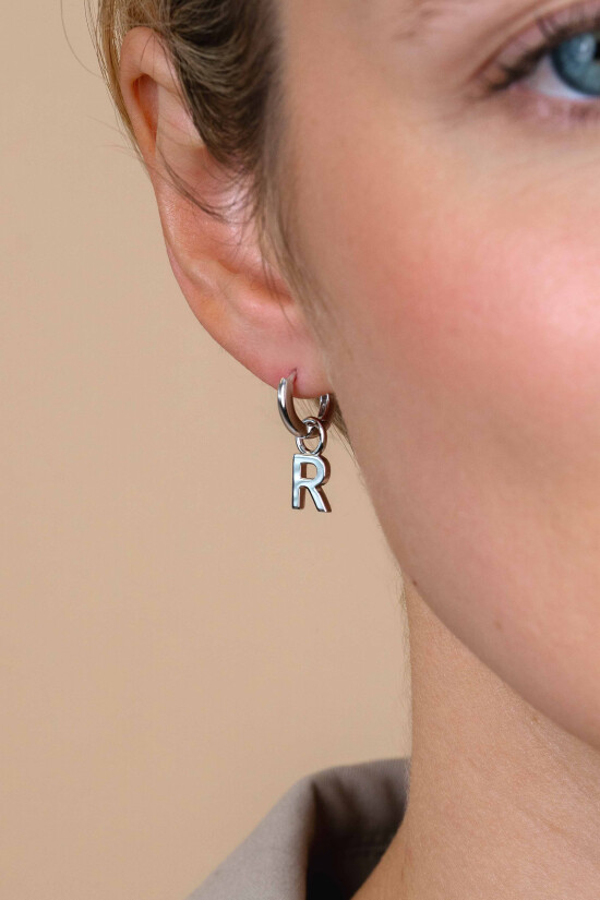 ZINZI zilveren letter oorbedel R per stuk geprijsd ZICH2144R. (zonder oorringen).