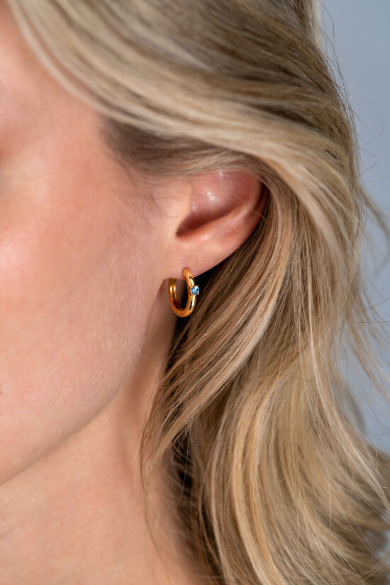 DECEMBER oorringen 13mm gold plated met geboortesteen blauw topaas zirconia
