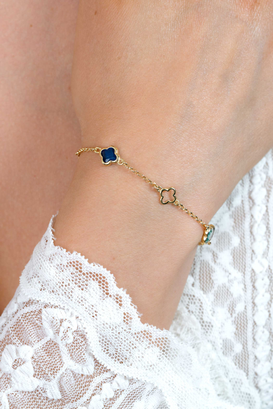 ZINZI gold plated zilveren schakel armband met twee licht blauwe klavers en een saffier klaver 17-19cm ZIA2906