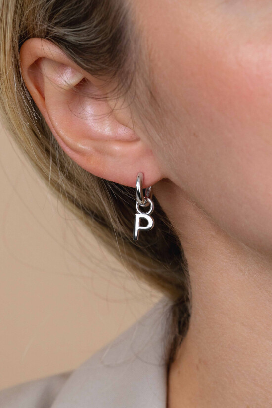 ZINZI zilveren letter oorbedel P per stuk geprijsd ZICH2144P. (zonder oorringen).