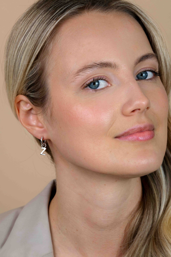 ZINZI zilveren letter oorbedel Z per stuk geprijsd ZICH2144Z. (zonder oorringen).