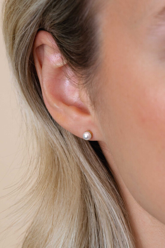 4mm ZINZI gold plated zilveren oorknoppen wit parel ZIO1318Y