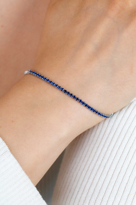 ZINZI zilveren tennis armband 2,1mm breed met rijzetting saffierblauwe kleurstenen ZIA2891B