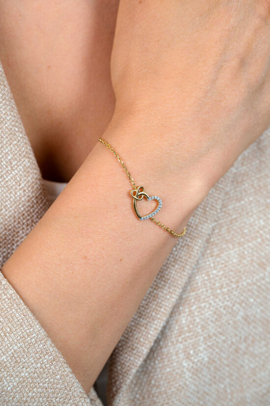 ZINZI gold plated zilveren armband met twee sierlijke harten die met elkaar verbonden zijn, ook bezet met witte zirkonia's 17-20cm ZIA2874Y