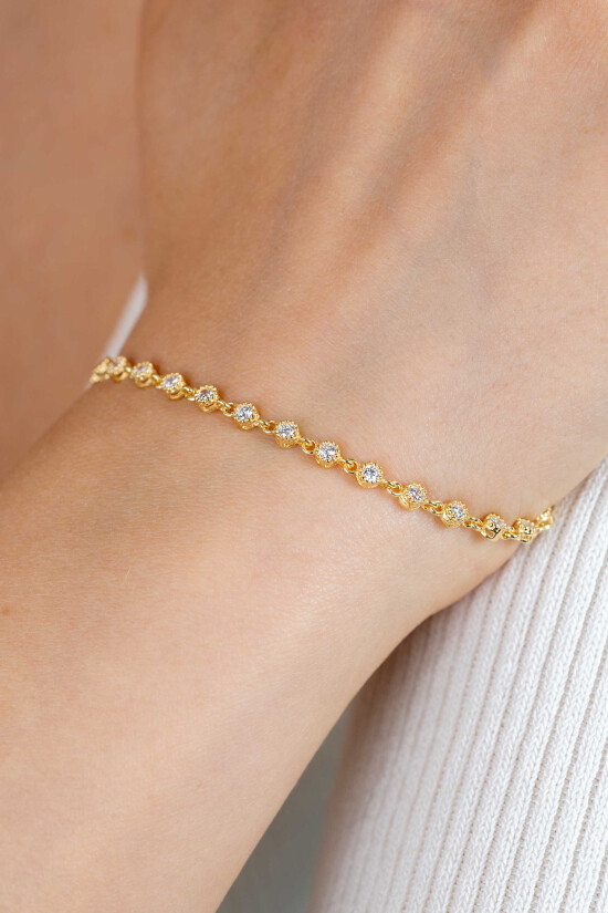 ZINZI gold plated zilveren armband met een speelse rij witte zirkonia’s in ronde zetting 3mm breed ZIA2893Y